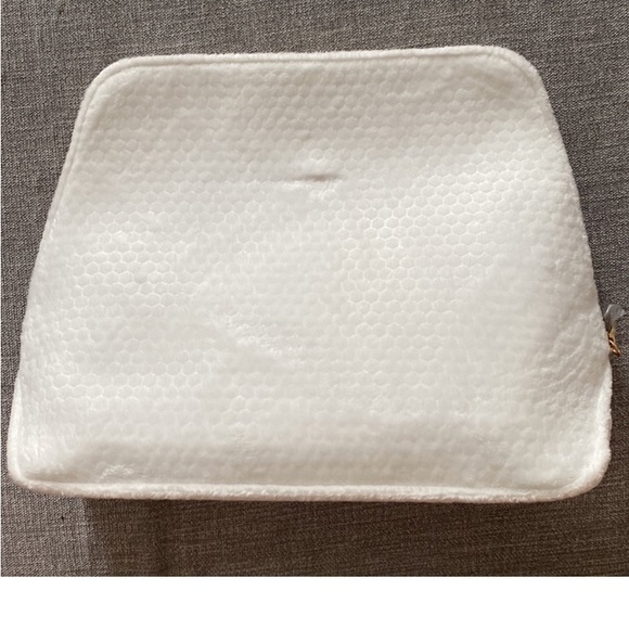 Guerlain Paris Makeup Bag 🐝 Soft White Makeup Pouch 9” Retail $40 NWOT - Picture 2 of 8